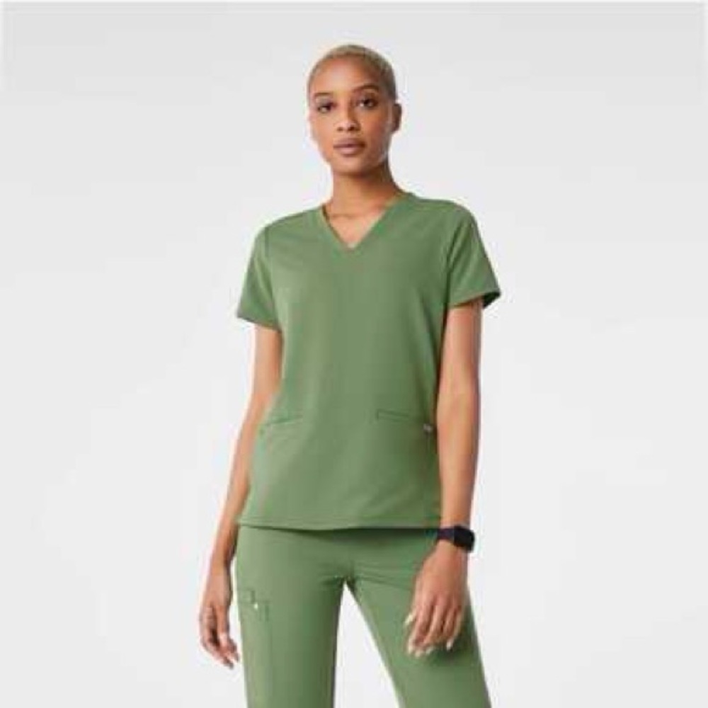 Figs Casma Women’s Scrub Top in Fern Green